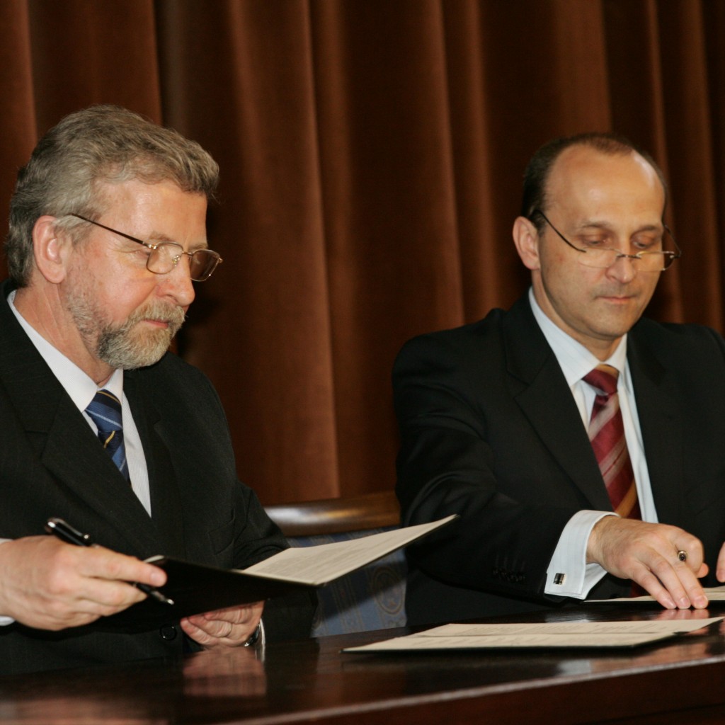 Podpisanie "Listu Intencyjnego" Programu - ówczesny Premier RP Kazimierz Marcinkiewicz oraz ówczesny kandydat opozycji na Prezydenta Białorusi Aleksander Milinkiewicz, 30 marca 2006 r. 